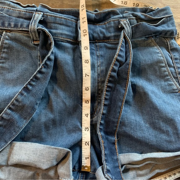 Super High Waist shortie denim shorts with belt - Picture 8 of 9